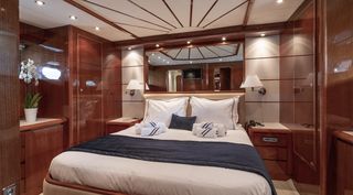 Falcon 2006 86 Flybridge / Refitted 2021-thumb-13