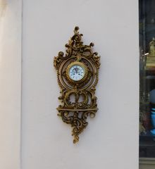 Ρολόι επιτοίχιο ξύλινο γαλλικό, τεχνοτροπίας Loui XV, περίπου 130 ετών.