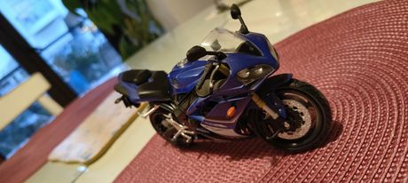 Μινιατούρα Yamaha R1 σέ κλίμακα 1/12