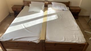 Μεταχειρισμένα κρεβάτια (Σουηδικά), κομοδίνα,στρώματα. 