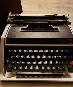 Olivetti Letter DL χειροκίνητη γραφομηχανή πλήρως λειτουργική με θήκη