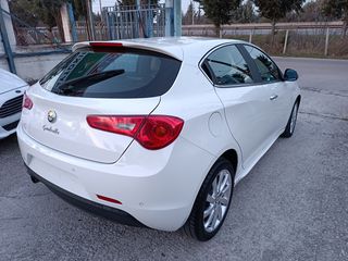 Alfa Romeo Giulietta 2011-thumb-11