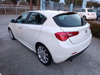Alfa Romeo Giulietta 2011-thumb-8