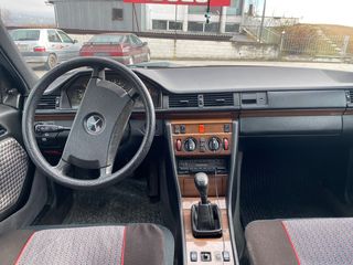 Mercedes-Benz E 200 1990-thumb-9