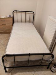 Σιδερένια κρεβάτια με το στρώμα 