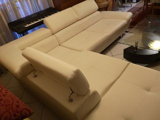 Καναπές λευκός με τραπέζι κρύσταλλο 
