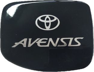 Race Axion Toyota Avensis 4/5D 1997 2003 Αυτοκολλητο Ταπας Ρεζερβουαρ 14,5 Χ 18,5 Cm ΜΑΥΡΟ/Χρωμιο Με Επικαλυψη Εποξειδικης Ρυτινης (Υγρο ΓΥΑΛΙ) - 1 ΤΕΜ.