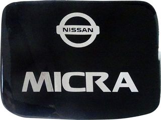 Race Axion Nissan Micra K13 3D/5D 2013-2017 Αυτοκολλητο Ταπας Ρεζερβουαρ 19,3 x 15,2 Cm ΜΑΥΡΟ/Χρωμιο Με Επικαλυψη Εποξειδικης Ρυτινης (Υγρο ΓΥΑΛΙ) - 1 ΤΕΜ.