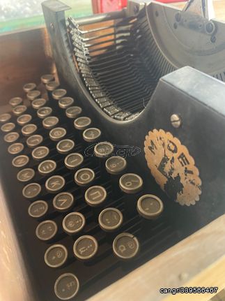 Γραφομηχανή , παλιό εργαλείο μικρή γραφομηχανή με ελληνικό  πληκτρολόγιο 