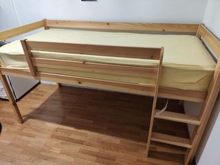 Παιδικό κρεβάτι υπερυψωμένο με τσουλήθρα και χώρο για παιχνίδι