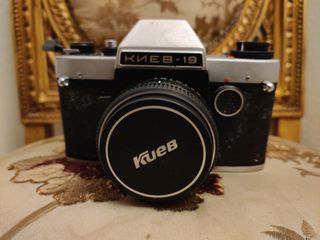 Παλαιά φωτογραφική μηχανή KIEV 19 μαζί με την δερμάτινη θήκη της, νο 2