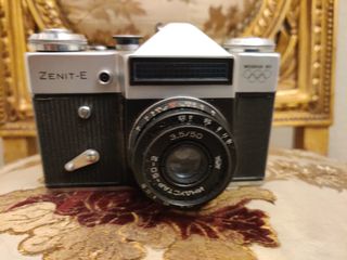 Παλαιά φωτογραφική μηχανή Zenit E μαζί με την δερμάτινη θήκη της