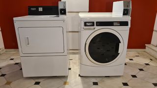 MAYTAG Επαγγελματικό 10kg πλυντήριο και 10kg στεγνωτήριο με κερματοδέκτες.