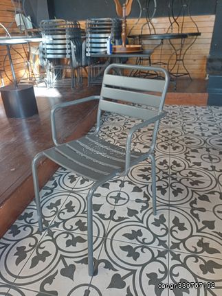 Μεταλλικά τραπέζια και καρέκλες εξωτερικού και εσωτερικού χώρου.