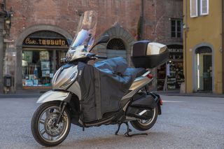 Piaggio Comfort+ Αδιάβροχη Κουβέρτα Ποδιών Αναβάτη Μοτοσυκλέτας για Piaggio Beverly 300 / Beverly 400