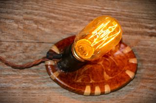 Φωτιστικό εποχής λυχνίa τύπου Edison χειροποίητη κεραμική σκαλιστή βάση με σχέδια