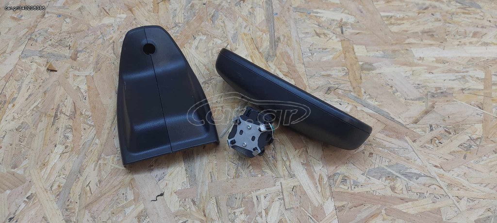 ΚΑΘΡΕΦΤΗΣ ΜΕΣΑΙΟΣ CITROEN C3 2018