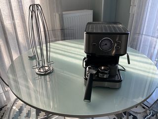 Μηχανή καφέ για κάψουλες ή για αλεσμένο με δώρο τη βάση για κάψουλες  