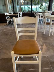 Καρέκλες με δερμάτινη επένδυση  / Τραπέζια