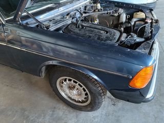 Mercedes-Benz 230 1980 W123-thumb-11
