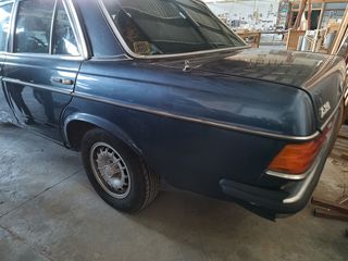 Mercedes-Benz 230 1980 W123-thumb-17