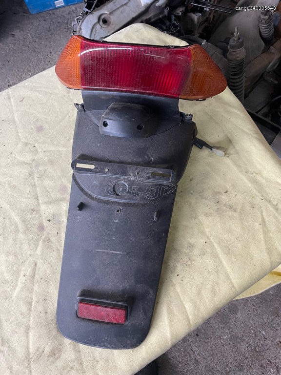 Φαναρι και φτερο πισω yamaha tmax 2001-2003