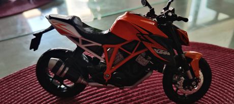 Μινιατούρα KTM Super Duke 1290 σε κλίμακα 1/12