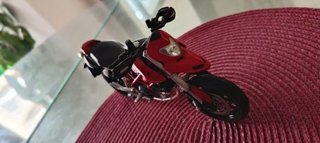 Μινιατούρα Ducati Hypermotard 950 σε κλίμακα 1/12