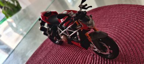 Μινιατούρα Ducati Streefigter V4 σε κλίμακα 1/12