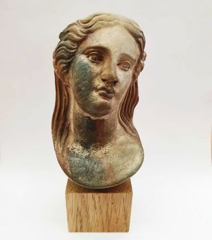 Πύλινο αγαλματίδιο με την μορφή γυναίκας, επιχρωματισμένο με τα αρχικά ΙΝ