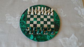 Σκάκι από κόκκαλο και ορυκτό, του 1992. Αγοράστηκε από το Ναϊρόμπι της Κένυας. Διαστάσεις: Διάμετρος 17,5 εκατοστά. Συνολικό βάρος 655 γραμμάρια