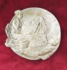 Παλαιό διακοσμητικό με λαογραφική παράσταση, μπρούτζινο ή αλπακαζ