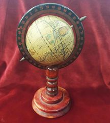 Παλαιά υδρόγειος σφαίρα με βάση από ξύλο