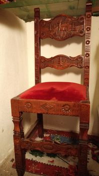 Σκυριανή καρέκλα ξυλόγλυπτη αντίκα με βελούδινο κάθισμα