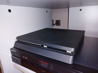 PS4 slim 500GB + 2 χειριστήρια + 5 παιχνίδια 