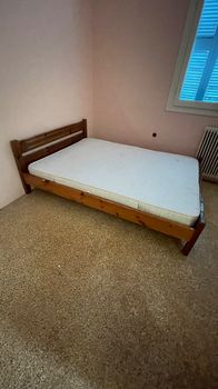 Διπλό κρεβάτι με στρώμα. 