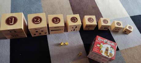 Παιχνίδι ακρίβειας με ξύλινα κουτιά, μπάλες και αναπήδηση 