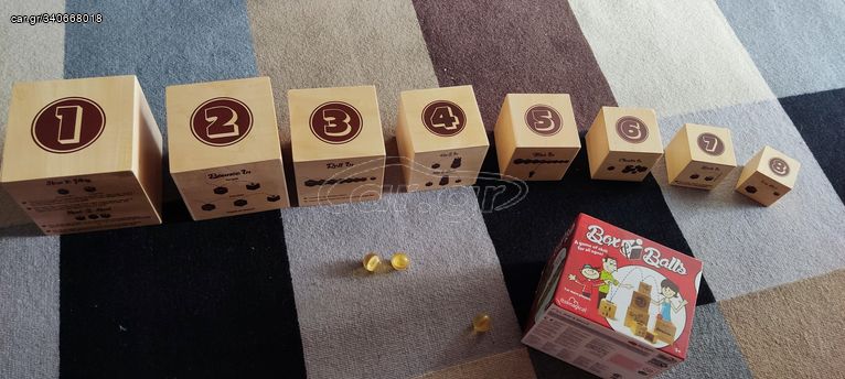 Παιχνίδι ακρίβειας με ξύλινα κουτιά, μπάλες και αναπήδηση 