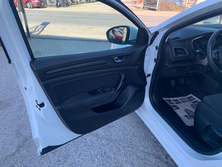 Renault Megane 2019-thumb-7
