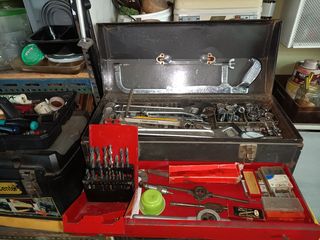 Μεταλλική βαλίτσα με διάφορα εργαλεία 