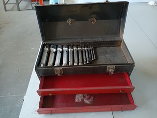 Μεταλλική βαλίτσα με διάφορα εργαλεία 