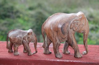 Πωλείται διακοσμητικά ξύλινα ελεφαντάκια