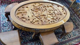 Τραπεζάκι σαλονιού ξύλινο με τζάμι, με 6 σκαμπώ όλα σκαλιστά, άριστο