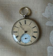 Ασημένιο ρολόι τσέπης, αρχές 20ου αιώνα. Κουρδίζει με κλειδί. Καντράν πορσελάνης. T:M No 10982. Διάμετρος 42 χιλιοστά. Έγινε σέρβις. Λειτουργικό.