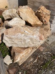Πέτρες , αγκωνάρι  , γκωνάρι  , παλιά οικοδομικά υλικά για χτίσιμο όγκοι πέτρας , ογκόλιθοι 