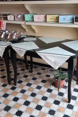 Ξύλινα τραπέζια με τζάμι 