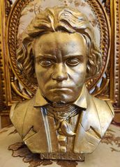 Παλαιό αγαλματίδιο του μουσικουσυνθέτη Μπετόβεν από γύψο με χρυσή μπογιά