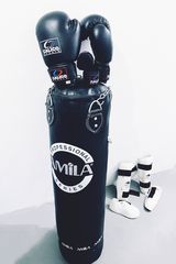 Σάκος πυγμαχίας-μποξ και σετ γάντια με μπαντάζ και καλαμίδες kick boxing