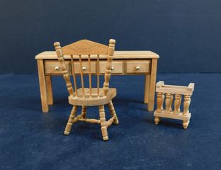 Μινιατούρες ξύλινες γραφείο - καρέκλα, στη συσκευασία τους.