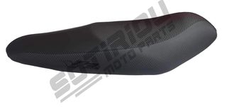 ΣΕΛΑ SYM VF125 CARBON ΜΕ ΜΑΥΡΟ ΛΟΓΟΤΥΠΟ
